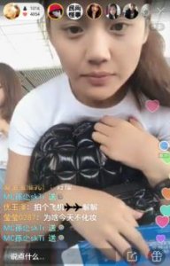 ​淘宝模特安天天素颜直播，秒变路人甲，带着粉丝“上飞机”！