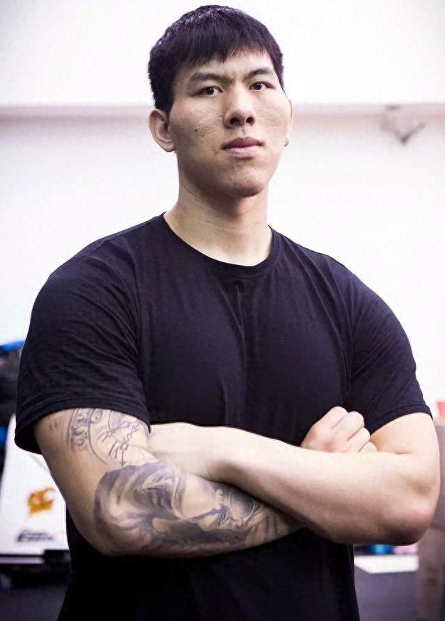 他是CUBA“詹姆斯”，外号铁牛，卧推190公斤