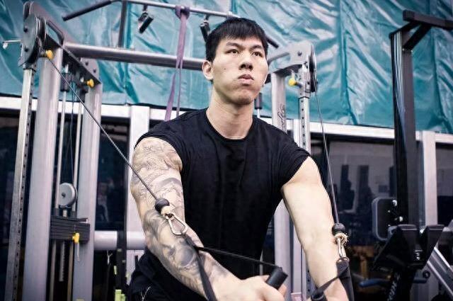 他是CUBA“詹姆斯”，外号铁牛，卧推190公斤