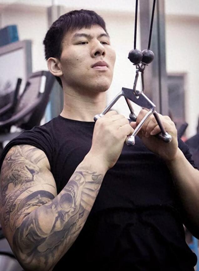 他是CUBA“詹姆斯”，外号铁牛，卧推190公斤