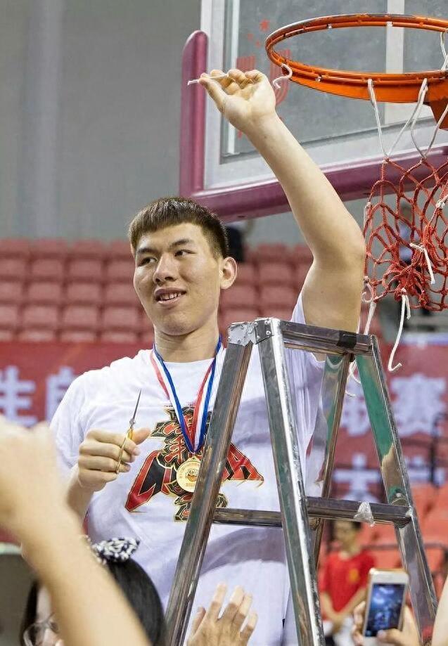 他是CUBA“詹姆斯”，外号铁牛，卧推190公斤