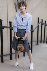 ​刘海蓝清爽街拍演绎盛夏风，甜美笑容撩你一夏