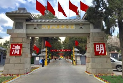 ​葬在八宝山需要什么条件？他46岁病逝，墓地是八宝山最大