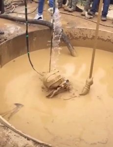 ​上的来一万，上不来百万，工地“水鬼”究竟是什么职业