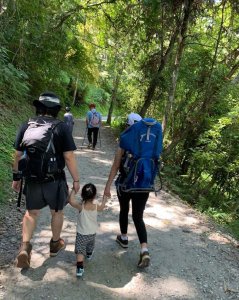 ​谢依霖一家四口罕同框！曾因水中生子上热搜，二胎儿子精致似精灵