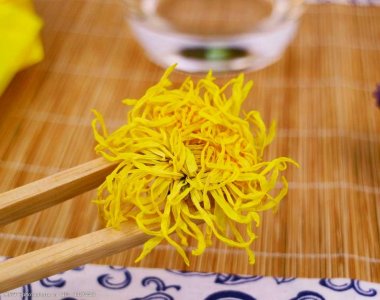 ​菊花和枸杞做的糕点，晶莹剔透，Q弹爽滑，清凉去火，营养又健康