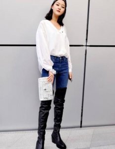 ​肤色发黑的女生适合穿什么颜色的衣服？