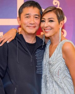 ​梁朝伟和刘嘉玲合体撒糖，趴在唐鹤德怀里，展现亲密关系和幸福感