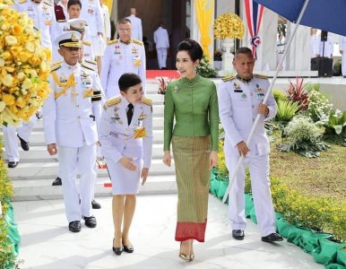 ​泰国贵妃诗妮娜出访寺庙，一身绿裙婀娜多姿，比王后明艳张扬太多