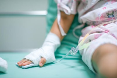 ​指甲长这种黑线，小心癌变！再晚可能要截肢，3种症状，快去医院