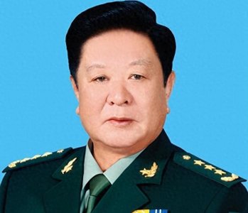 ​他曾做过李德生的秘书，55岁成为中将，62岁成为上将，享年74岁