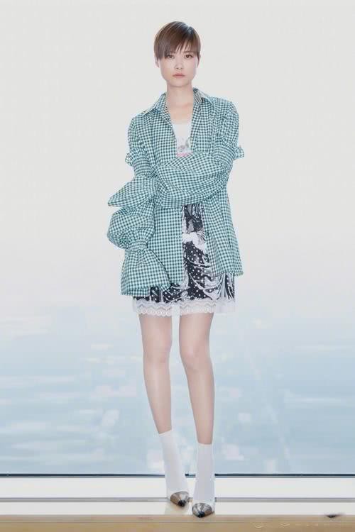 李宇春啥时候变这么少女? 全套蕾丝穿成娇嫩公主, 白丝袜更亮了