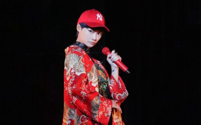 李宇春啥时候变这么少女? 全套蕾丝穿成娇嫩公主, 白丝袜更亮了