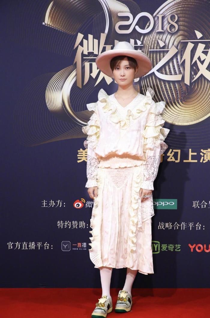 李宇春啥时候变这么少女? 全套蕾丝穿成娇嫩公主, 白丝袜更亮了