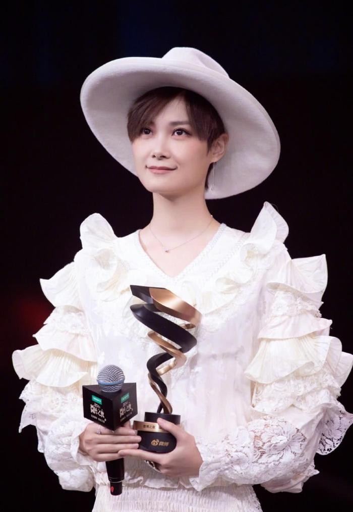 李宇春啥时候变这么少女? 全套蕾丝穿成娇嫩公主, 白丝袜更亮了