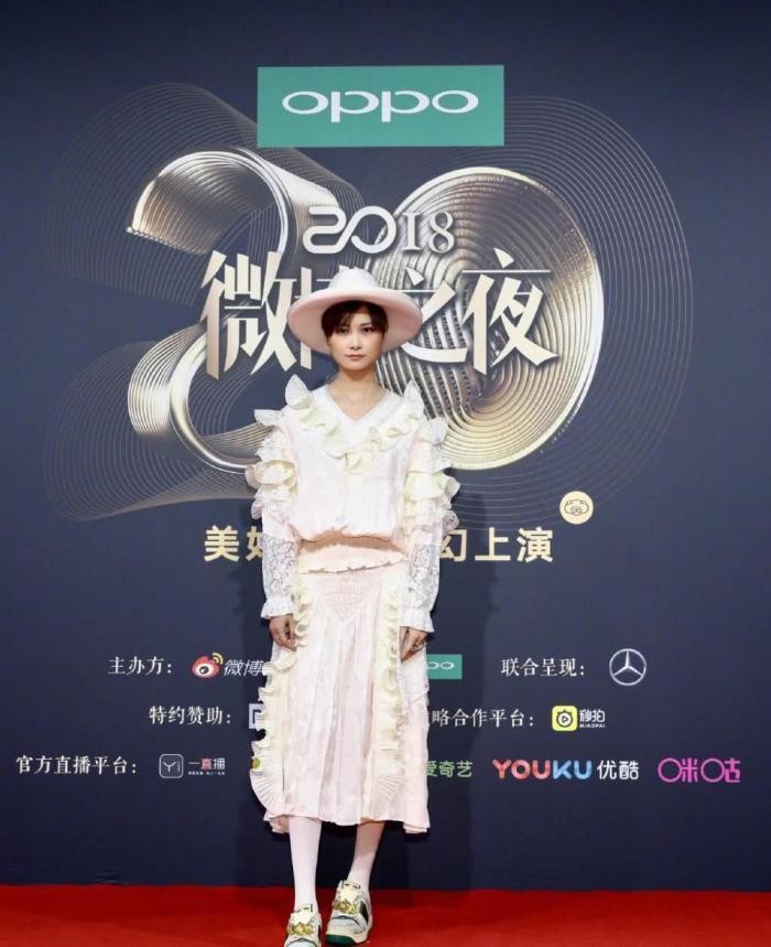 李宇春啥时候变这么少女? 全套蕾丝穿成娇嫩公主, 白丝袜更亮了