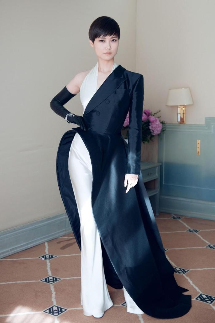 李宇春啥时候变这么少女? 全套蕾丝穿成娇嫩公主, 白丝袜更亮了