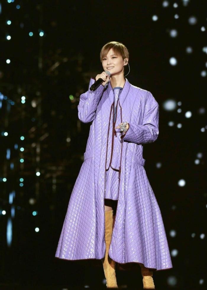 李宇春啥时候变这么少女? 全套蕾丝穿成娇嫩公主, 白丝袜更亮了