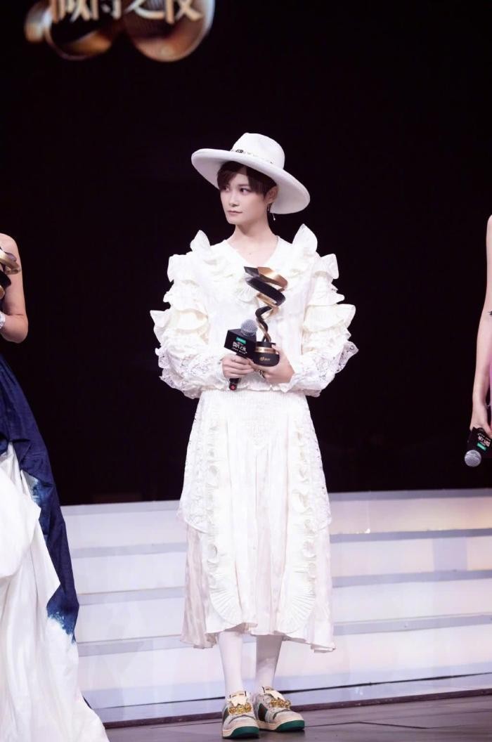 李宇春啥时候变这么少女? 全套蕾丝穿成娇嫩公主, 白丝袜更亮了