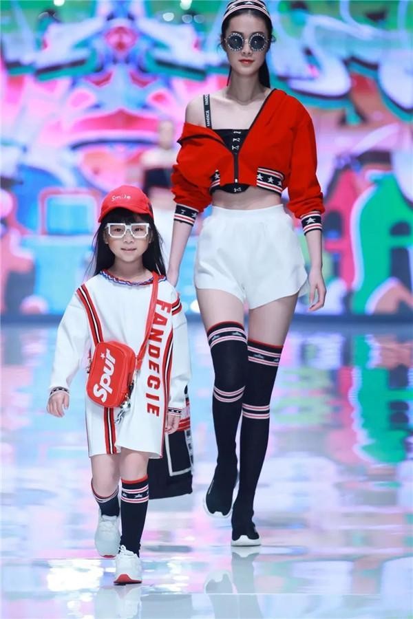 偶遇著名演员韩雪,韩雪现身深圳内衣展!梵秀伊与你享受视觉盛宴