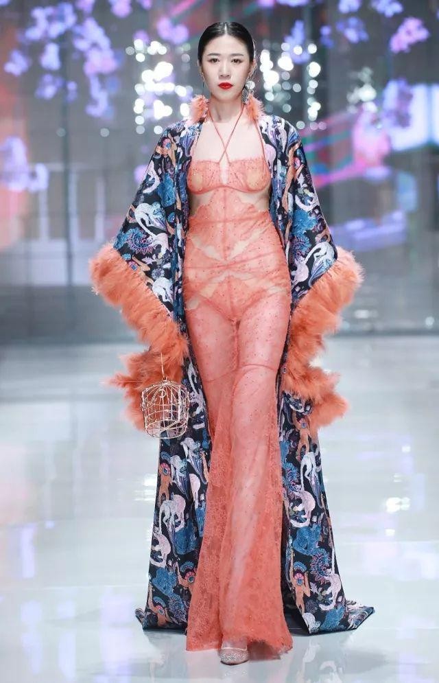 偶遇著名演员韩雪,韩雪现身深圳内衣展!梵秀伊与你享受视觉盛宴