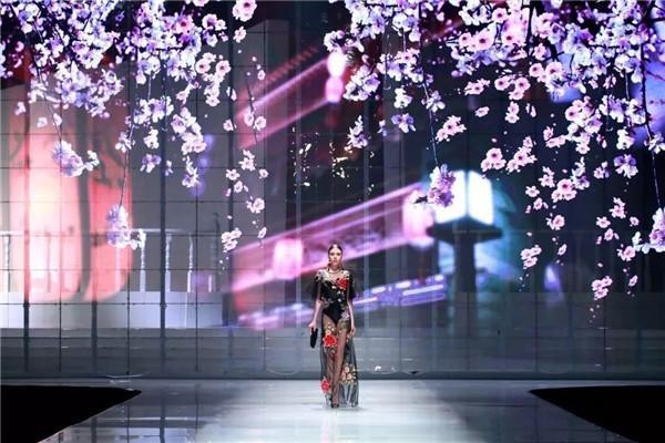 偶遇著名演员韩雪,韩雪现身深圳内衣展!梵秀伊与你享受视觉盛宴