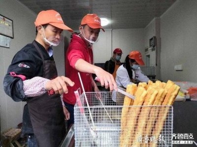 ​90后小伙捐油条店帮男童治病：授人以鱼不如授人以渔