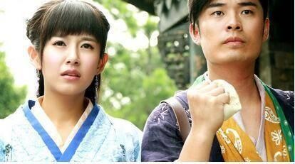 陈赫张子萱旅行被偶遇,陈赫实力宠妻搂着妻子走热恋小情侣路线