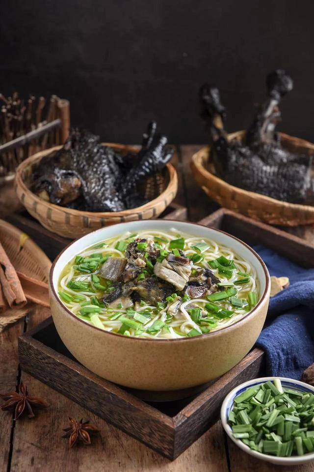 乌鸡米线加盟行业十佳品牌怎么样(老灶婆乌鸡米线品牌介绍加盟优势)(2)