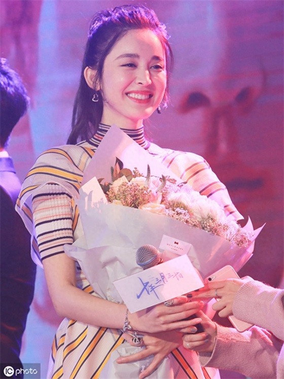 拉布拉卡?哈哈,谁还记得这一句,被她的笑折服