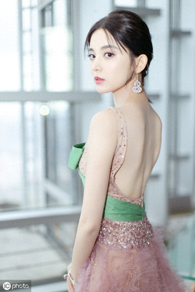 拉布拉卡?哈哈,谁还记得这一句,被她的笑折服