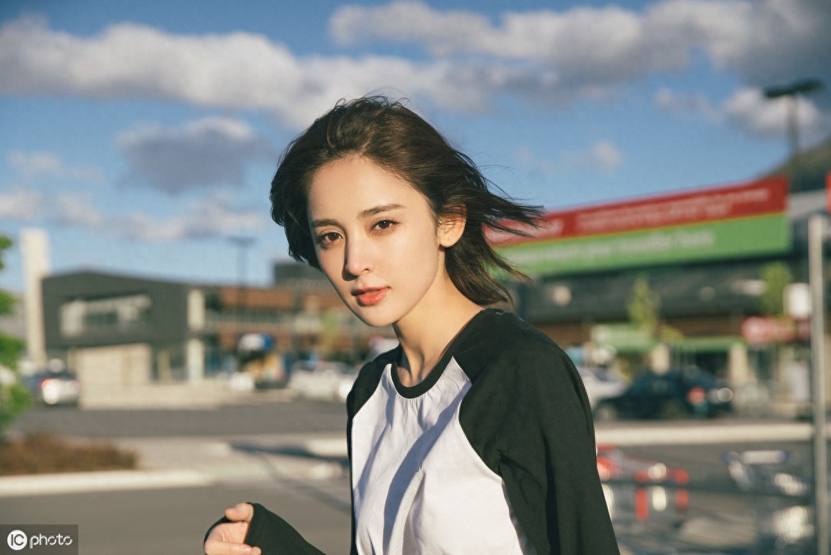 拉布拉卡？哈哈，谁还记得这一句，被她的笑折服