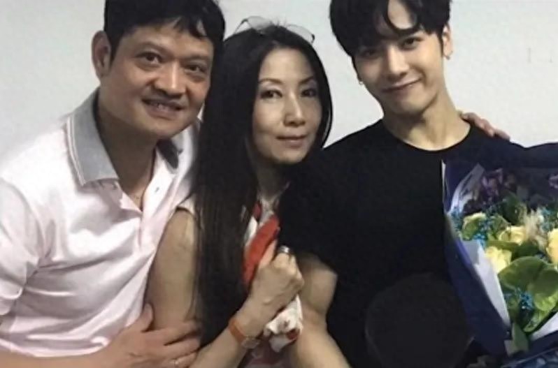 王嘉尔个人资料简介(王嘉尔家世到底有多显赫)-