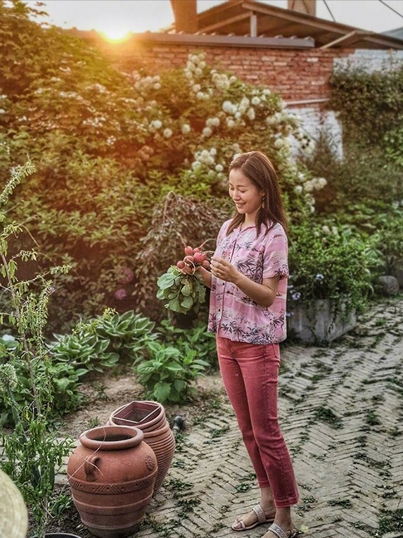 江一燕个人资料 ，放着豪宅不住，去乡下种菜养马，羡哭千万人