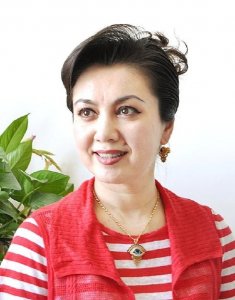 ​迪丽娜尔(迪丽娜尔)·阿布拉女儿的照片)