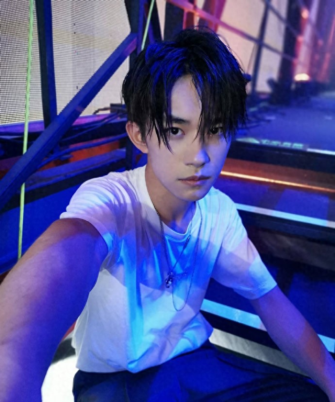 易烊千玺9张湿发照，可攻可甜可咸，你最喜欢哪一款？