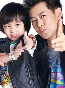 ​长残了？14岁Kimi近照曝光，大脸蛋双下巴塌鼻子，体重堪忧