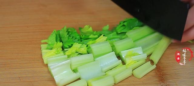 喝芹菜汁我瘦了20斤（黄晓明减脂20斤每天一杯刮油解）