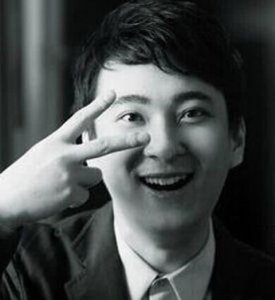 ​王思聪吃玉米上热搜，看到他的手机挂饰后，网友炸锅