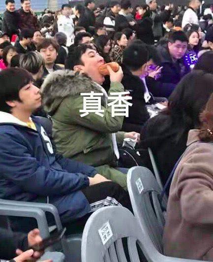 王思聪吃玉米上热搜，看到他的手机挂饰后，网友炸锅