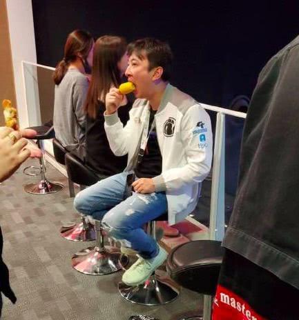 王思聪吃玉米上热搜，看到他的手机挂饰后，网友炸锅