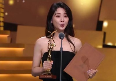 ​殷桃跟热巴同框名场面出圈，时隔五年夺回金鹰视后，这才是真实力