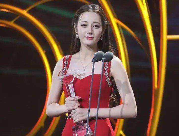 殷桃跟热巴同框名场面出圈,时隔五年夺回金鹰视后,这才是真实力