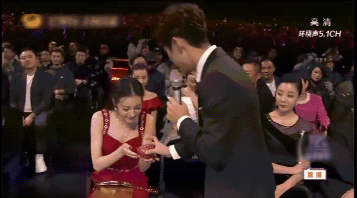 殷桃跟热巴同框名场面出圈,时隔五年夺回金鹰视后,这才是真实力