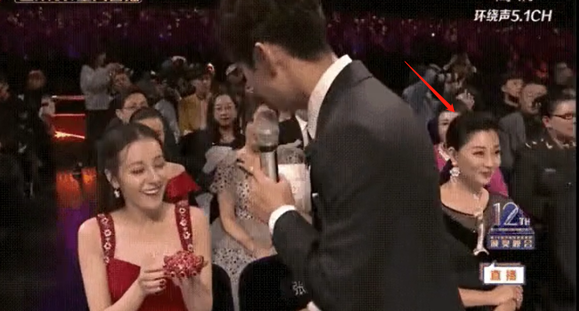 殷桃跟热巴同框名场面出圈,时隔五年夺回金鹰视后,这才是真实力