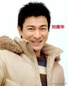 ​刘德华老婆朱丽倩视频（刘德华为何隐藏老婆24年，没办婚礼？直播1小时，3千人