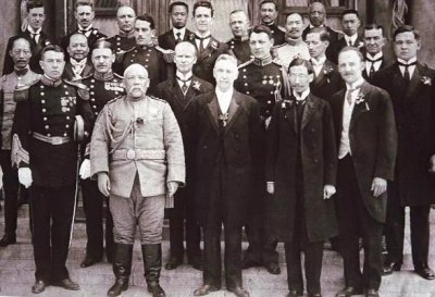 ​他是民国时期的名将，34岁被人离奇暗杀，孙子是家喻户晓的明星