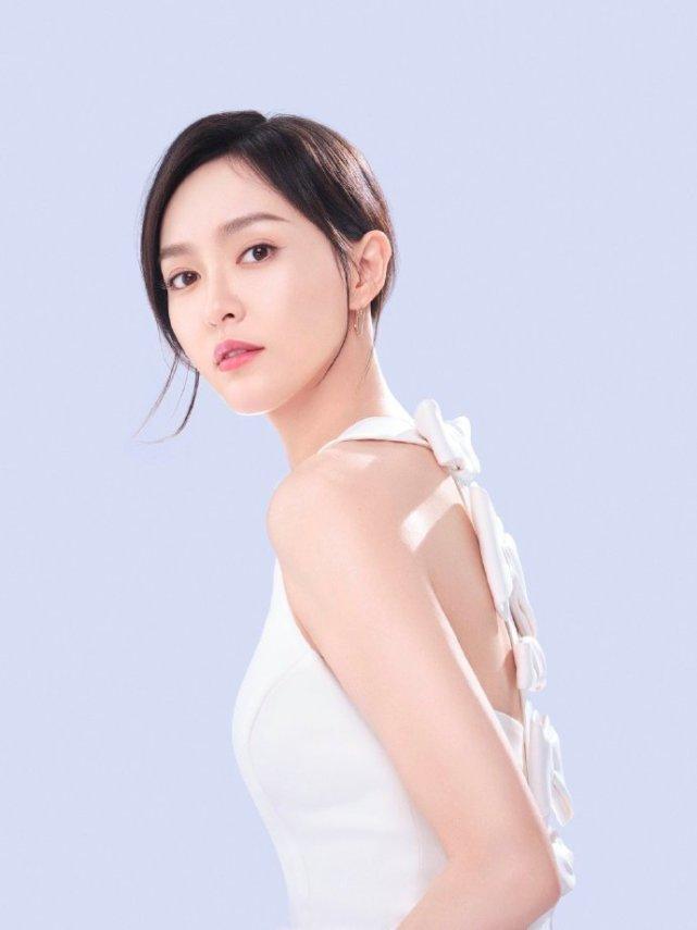 唐嫣停工近三个月终于复工，穿露背婚纱展优越肩颈线，优雅动人