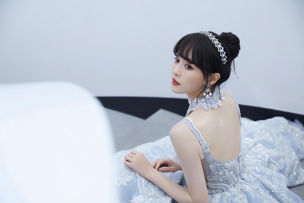 唐嫣停工近三个月终于复工，穿露背婚纱展优越肩颈线，优雅动人