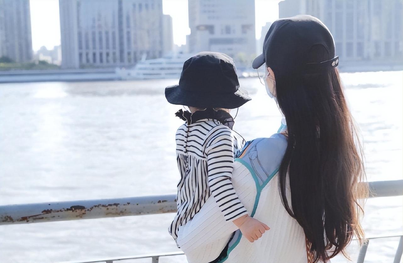 唐嫣停工近三个月终于复工，穿露背婚纱展优越肩颈线，优雅动人